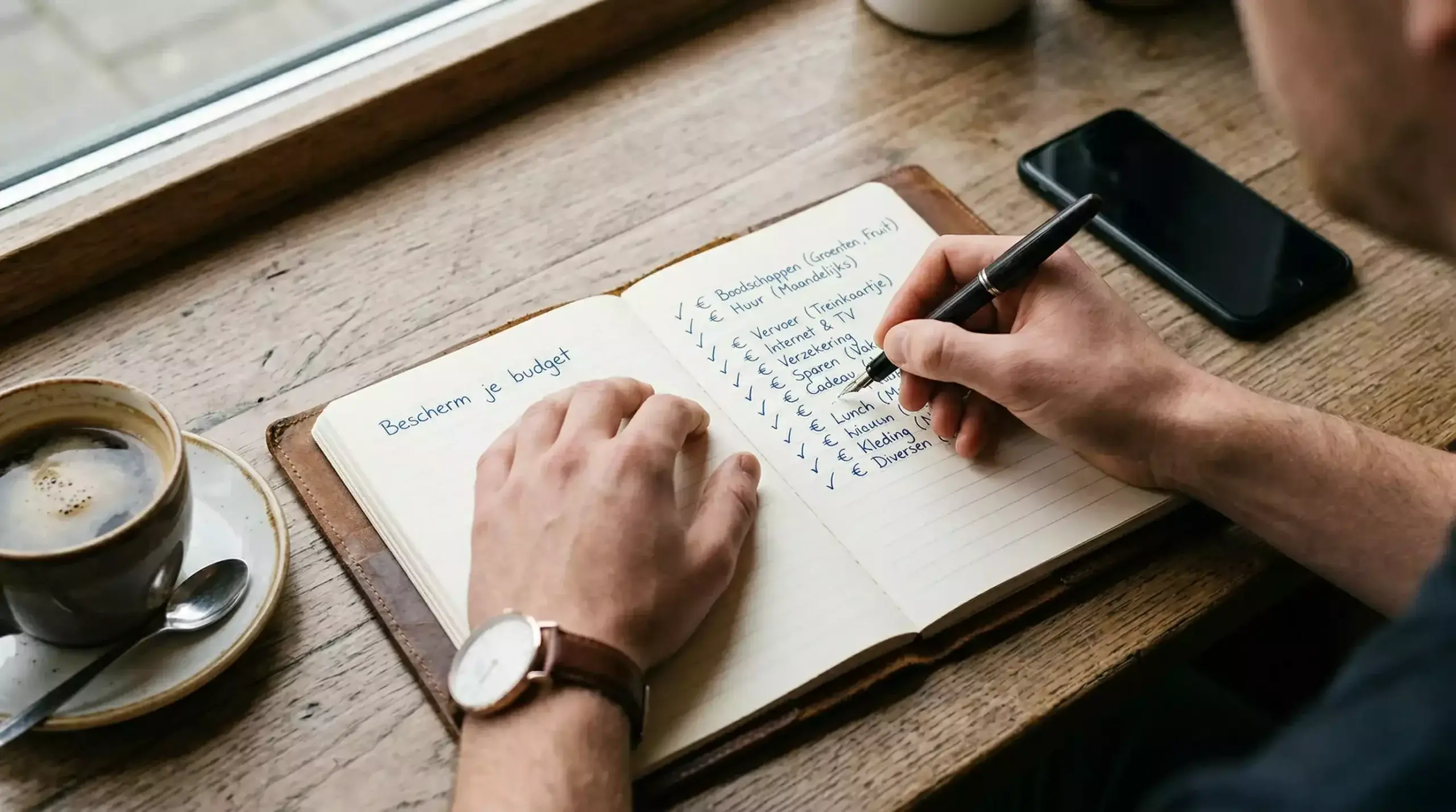 Persoon noteert wedresultaten in notitieboek met eurosymbolen op achtergrond